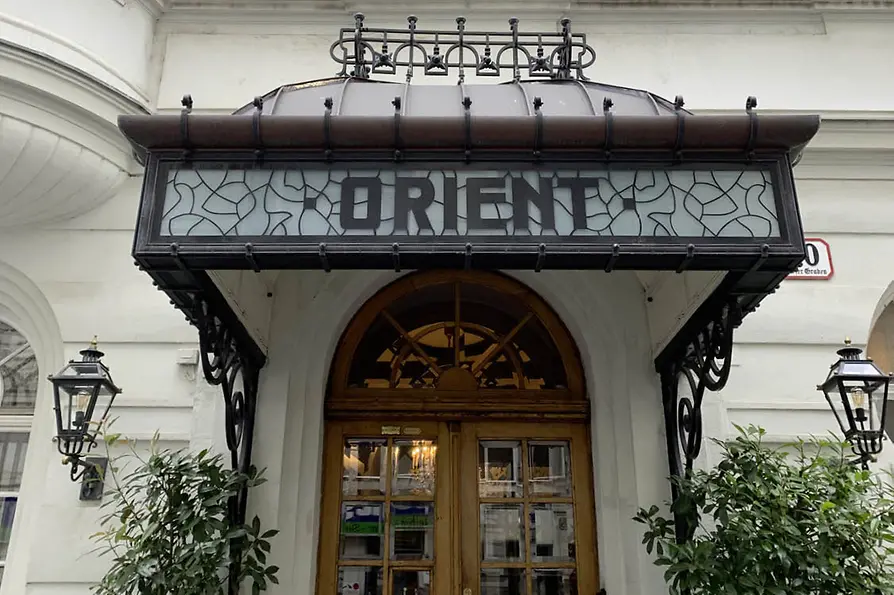 Fachada del legendario hotel por horas Orient