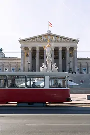 Tram in front of the parlament building