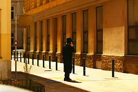 Orthodoxer Jude telefoniert auf einer Straße in Wien