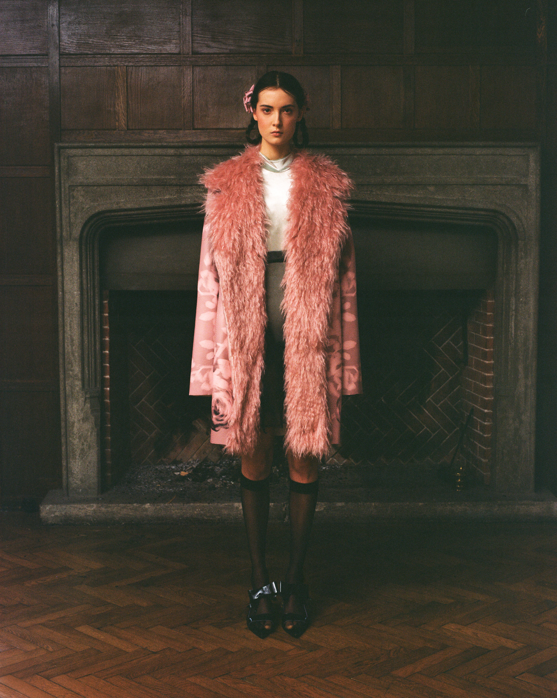 Weibliches Model mit rosarotem Mantel
