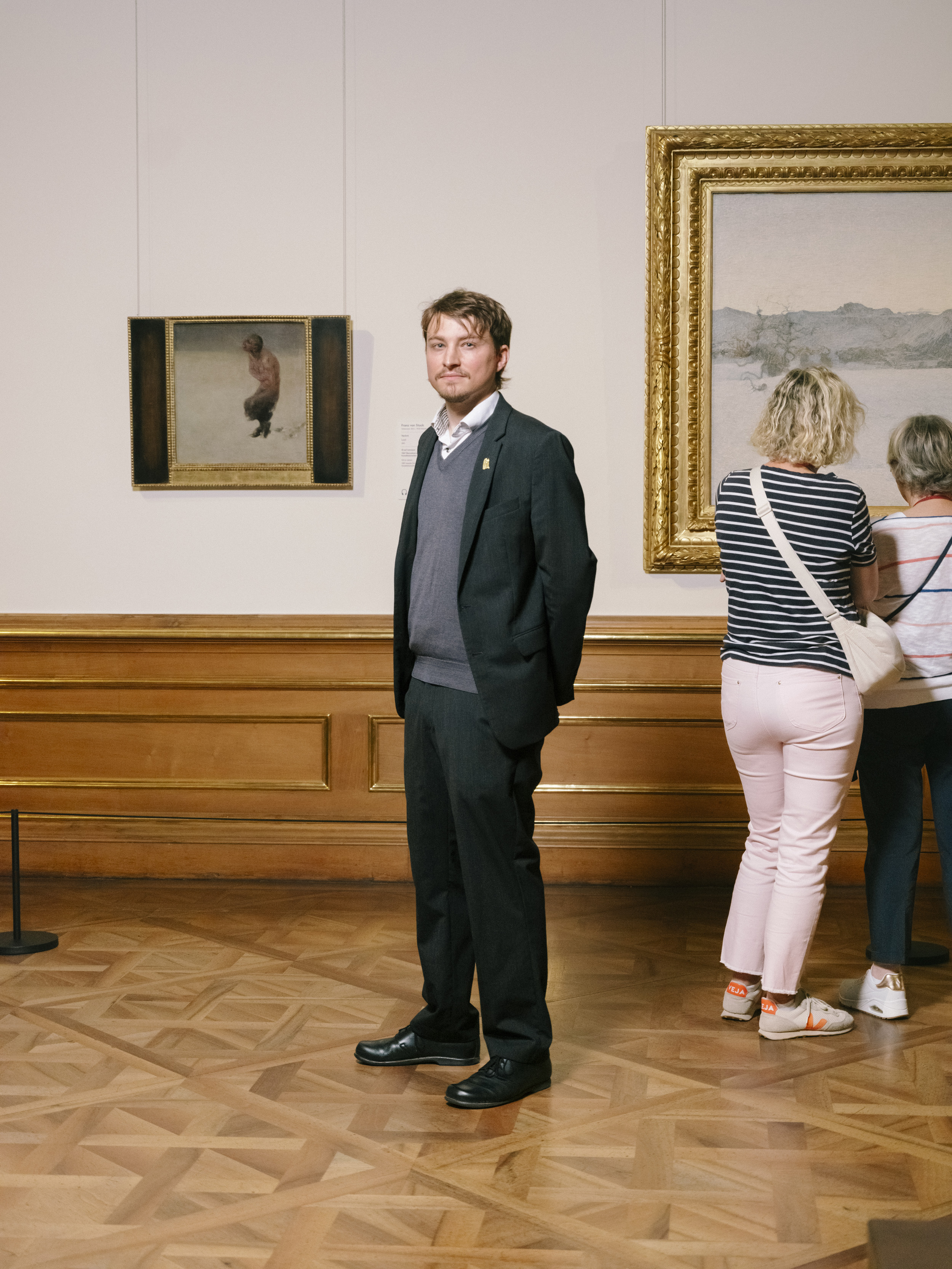 Belvedere: Mitarbeiter Mathias Beck vor dem Gemälde "Verirrt" von Franz von Stuck