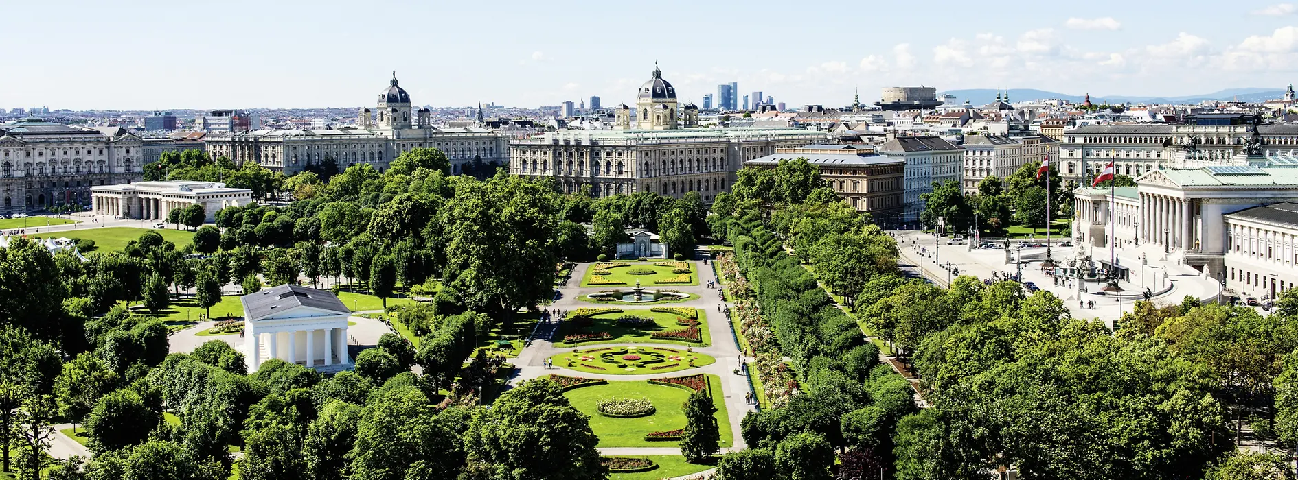 Blick auf Volksgarten und Parlament an der Wiener Ringstraße