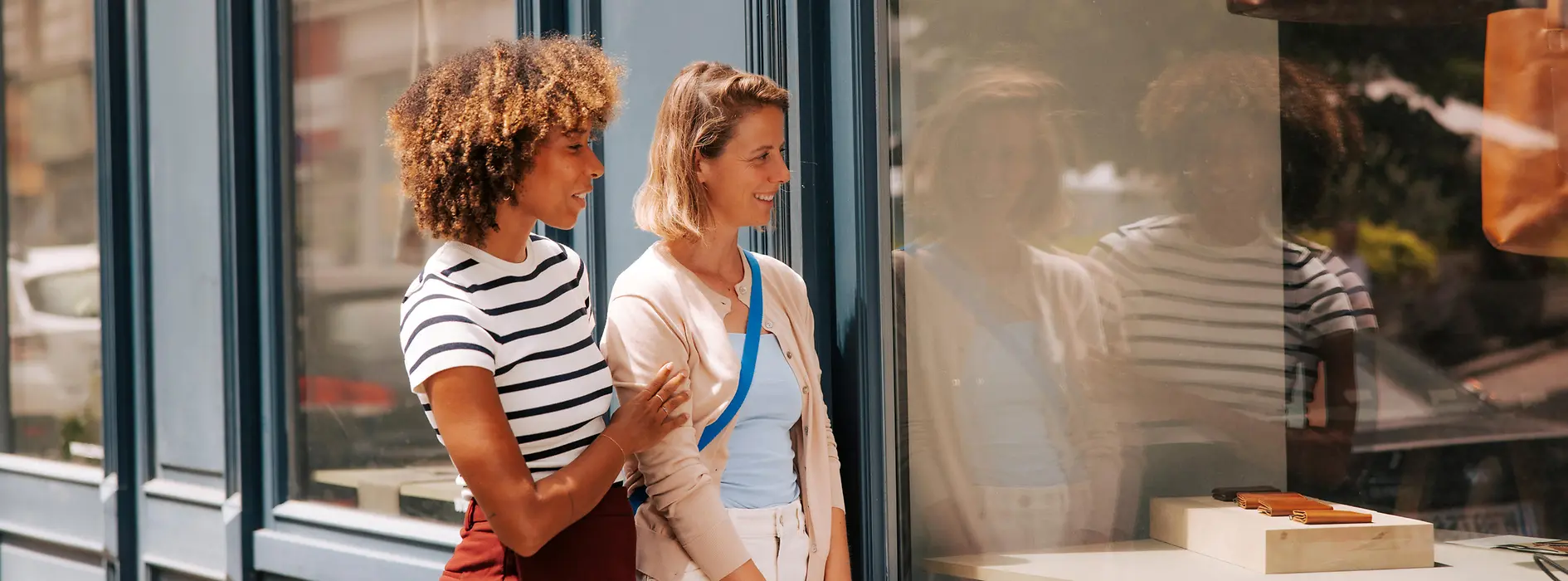 Zwei Frauen beim Shopping in Wien