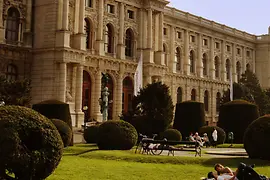 Kunsthistorisches Museum, Aussenansicht, Paar auf Wiese liegend