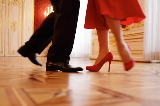 Pieds d’un couple de danseurs