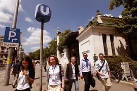 Grupos de gente ante la estación de metro Stadtpark