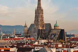 Vienna dall'alto, con la Cattedrale di Santo Stefano a fuoco