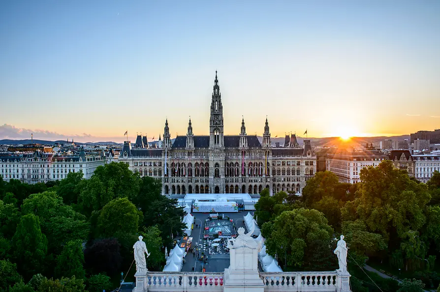 Blick über das Rathaus, Sonnenuntergang im Hintergrund