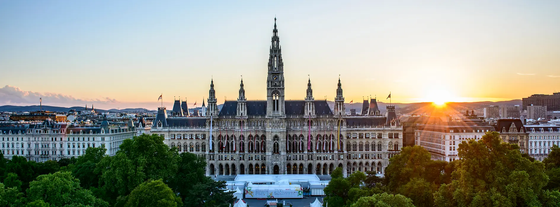 Blick über das Rathaus, Sonnenuntergang im Hintergrund