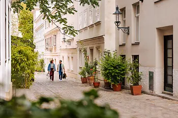 Une femme et un homme faisant leurs courses à Spittelberg