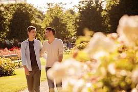 Pareja homosexual en el parque del Palacio de Schönbrunn.