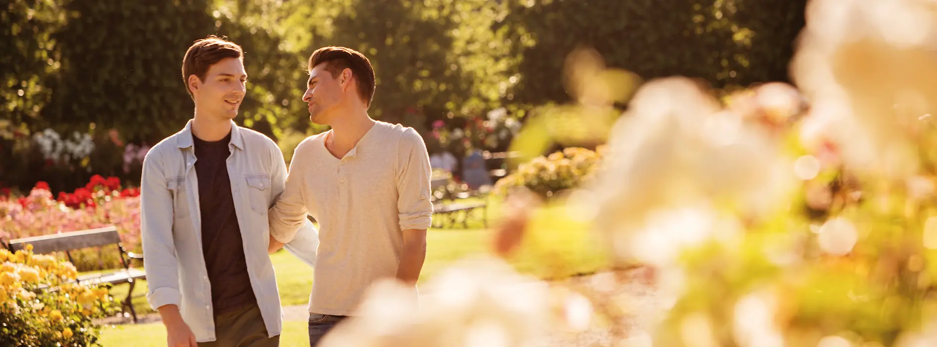 Pareja homosexual en el parque del Palacio de Schönbrunn.