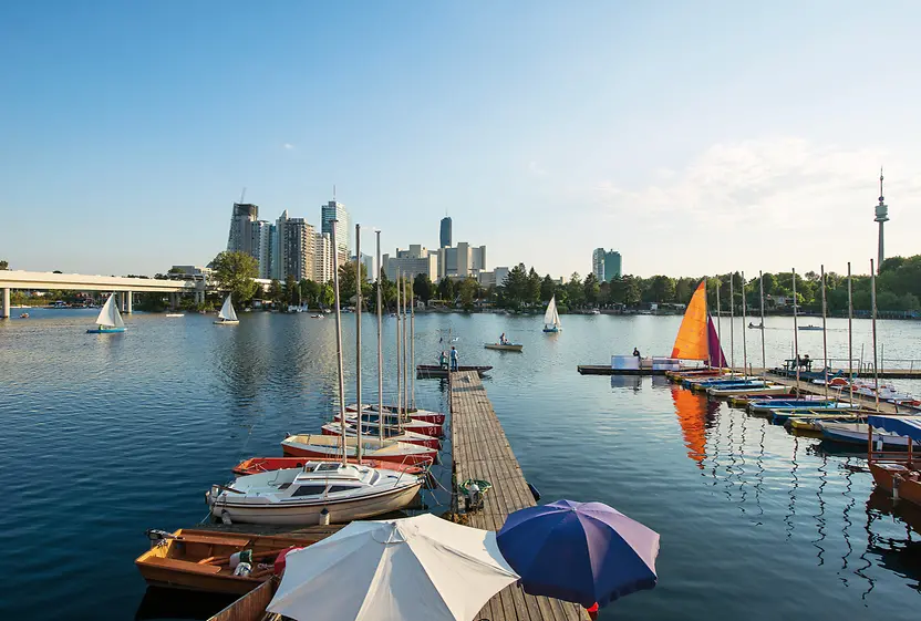 Sommertag an der Alten Donau, Boote im Wasser, Wiener Skyline im Hintergrund