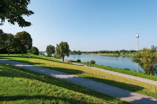 Isola del Danubio con torre sul Danubio