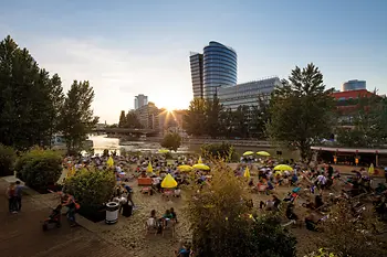 Strandbar Herrmann, evening atmosphere on the Danube Canal 