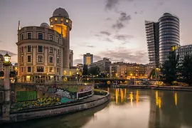 Blick auf Urania am Donaukanal