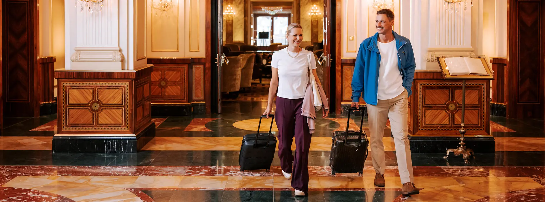 Dos mujeres con su equipaje en un hotel de Viena