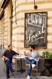 Dos hombres sentados en un café 