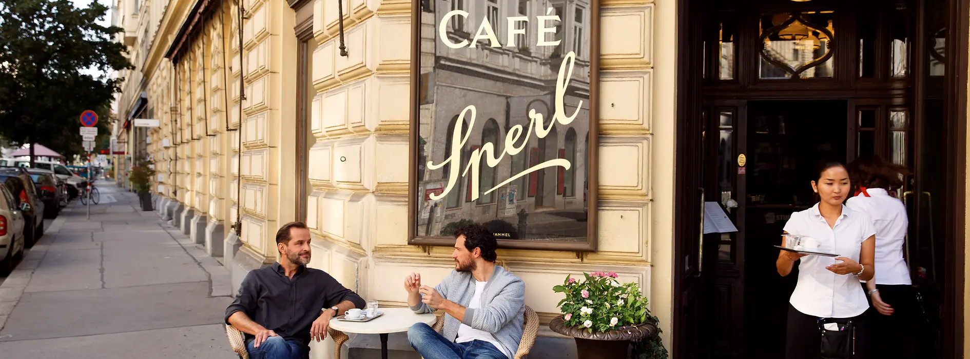 Dos hombres sentados en un café 