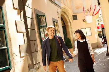 Couple d'amoureux en promenade dans le vieux Vienne