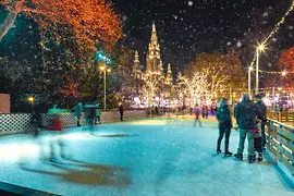 Faire du patin à glace devant l’hôtel de ville 