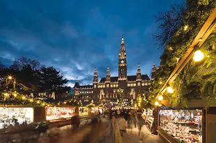 Bécsi karácsonyi vásár a Rathausplatz-on, este, fények