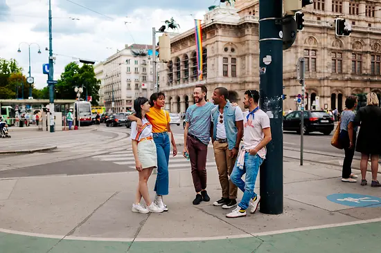 Schwule und lesbische Freunde vor der Staatsoper