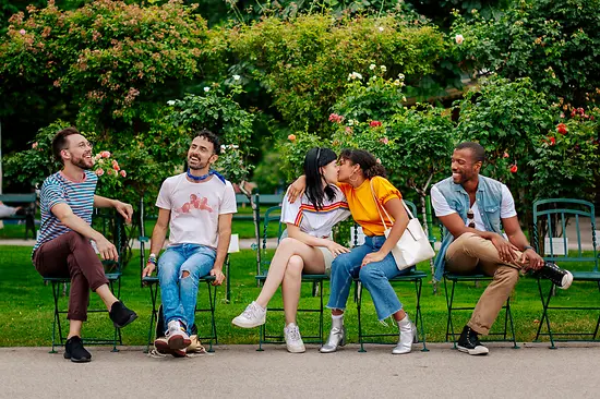 Schwule und lesbische Freunde im Volksgarten