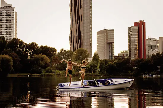 Un homme et une femme sautent d'un bateau dans l'eau