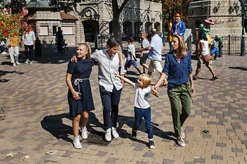 Deux enfants et leurs parents au Prater de Vienne