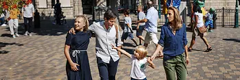 Deux enfants et leurs parents au Prater de Vienne