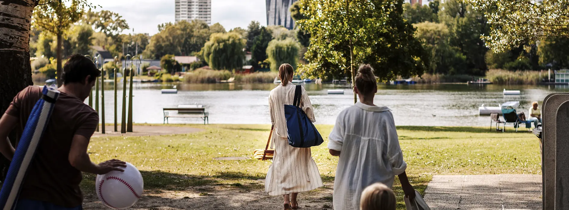 Familie beim Baden an der Alten Donau