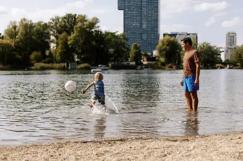 Famiglia in uno stabilimento balneare sul Vecchio Danubio