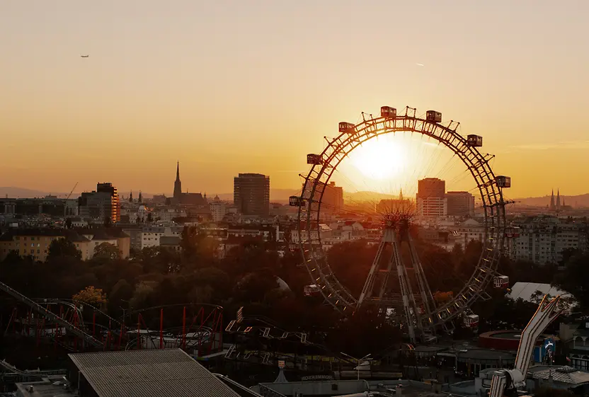 Grande roue au Prater de Vienne, à l'arrière-plan l'horizon de Vienne au coucher du soleil