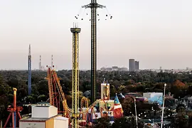 Prateransicht von oben mit Vergnügungspark