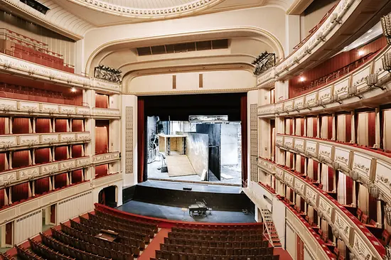 Platea dell’Opera di Stato di Vienna con vista sul palco principale