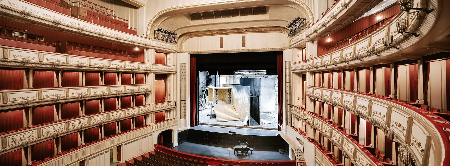 Platea dell’Opera di Stato di Vienna con vista sul palco principale