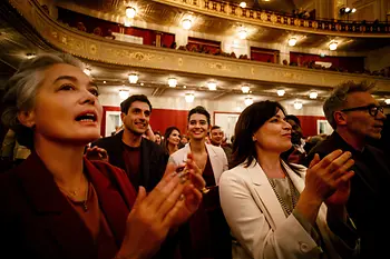 El público aplaude en la Wiener Konzerthaus