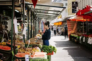 Puesto de comida en Brunnenmarkt en Viena