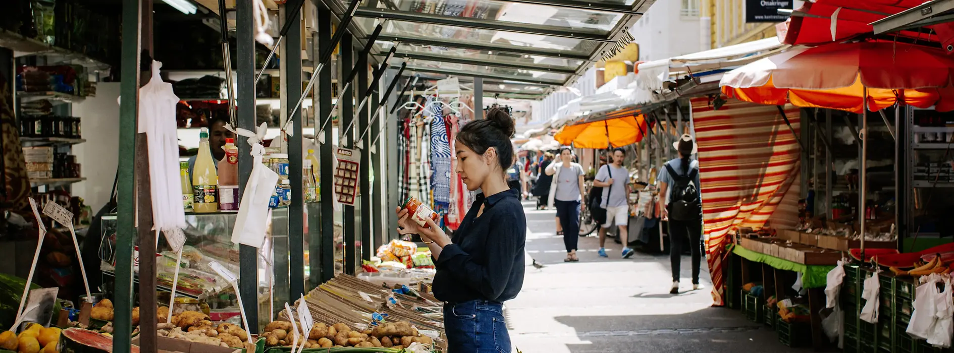 Puesto de comida en Brunnenmarkt en Viena