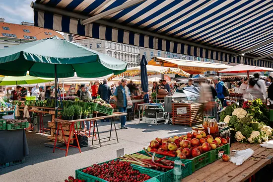 Lebensmittelstände am Karmelitermarkt in Wien