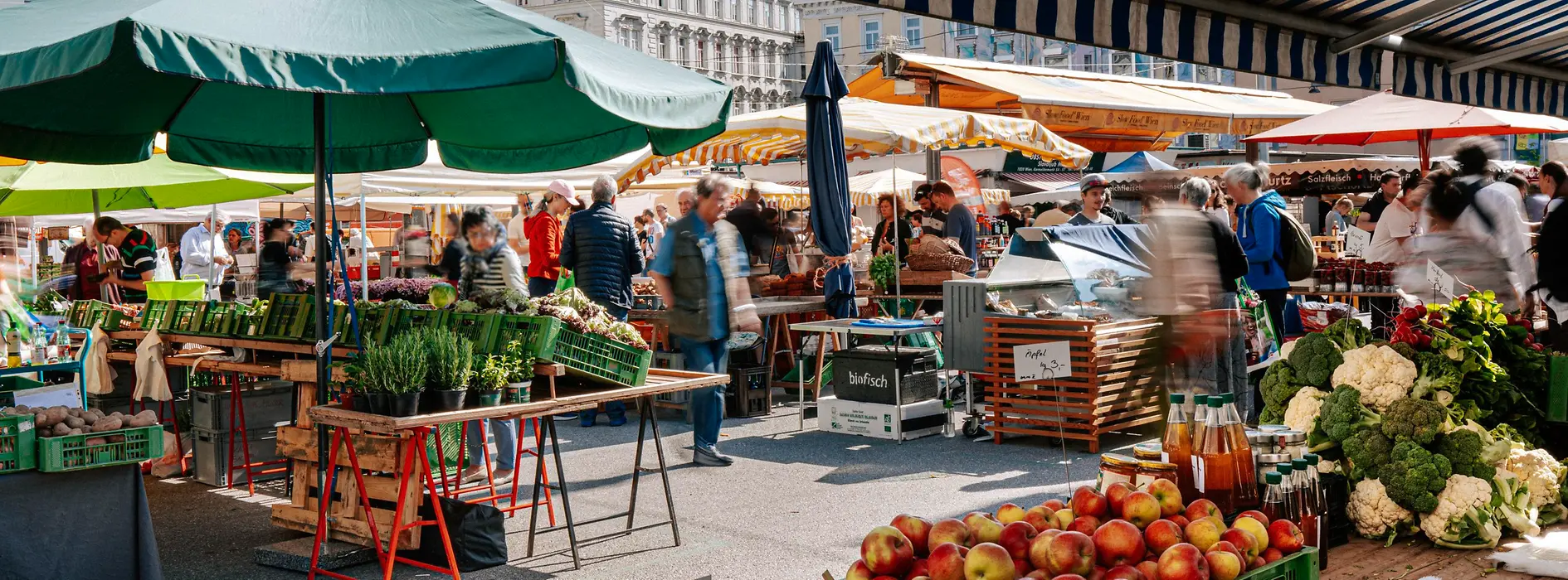 Puestos de comida en el Karmelitermarkt de Viena