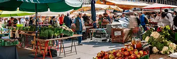 Stands de nourriture au Karmelitermarkt à Vienne