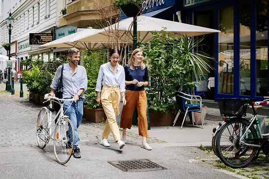 Persone a passeggio in Servitengasse 