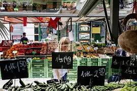 Bancarella gastronomica al mercato Brunnenmarkt di Vienna