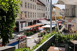 Blick von oben auf den Brunnenmarkt in Ottakring