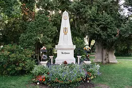 Imagine cu mormântul lui Beethoven la Cimitirul Central din Viena 