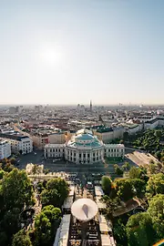 Vídeň, pohled od radnice k divadlu Burgtheater