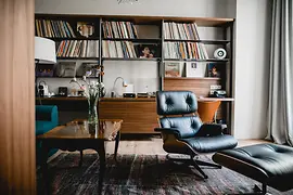 Habitación de hotel con una silla Eames en la Opera Suite del Altstadt Vienna