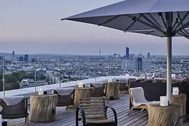 Aurora Rooftop Bar, terrasse avec vue panoramique en soirée